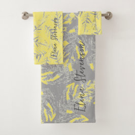 Grijze en gele bladeren op een gestreepte achtergr bad handdoek