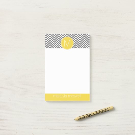 Grijze en gele Chevrons met aangepast monogram Post-it® Notes (Op bureau)