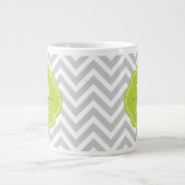 Grijze en groene Chevron Custom Monogram Extra Grote Mok (Voorkant)