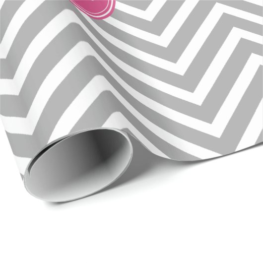 Grijze en roze Chevrons met aangepast monogram Cadeaupapier (Rol Hoek)