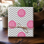 Grijze en roze Chevrons met aangepast monogram Cadeaupapier