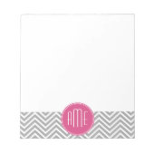 Grijze en roze Chevrons met aangepast monogram Notitieblok (Voorkant)