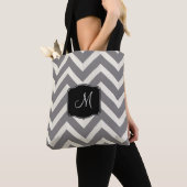Grijze en witte Chevron Stripes met monogram Tote Bag (Dichtbij)