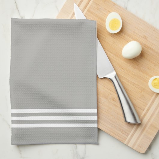 Grijze en witte geavanceerde strips en monogram theedoek (Quarter Fold)