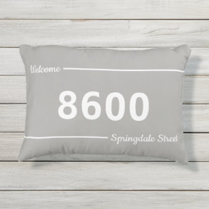 Grijze en Witte Huis Nummers Straat Adres Porch Buitenkussen