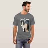 Grijze en witte Tuxedo Cat Vector Art T-shirt (Voorkant volledig)