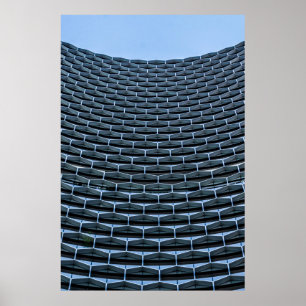 Grijze gebouwen onder duidelijke blauwe hemel poster