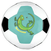 Grijze groene gekko-groeten met bug-cartoon voetbal (Gedraaid)
