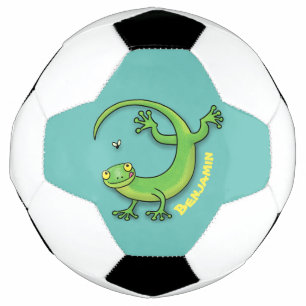 Grijze groene gekko-groeten met bug-cartoon voetbal
