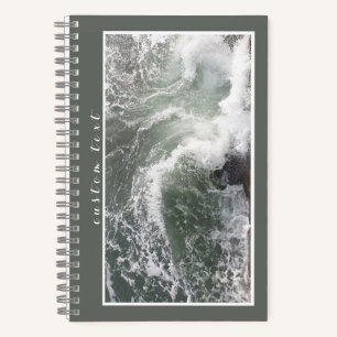 GRIJZE GROENE OCEAAN ZEE GOLVEN BREKEN NATUUR FOTO NOTITIEBOEK