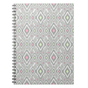 Grijze, groene, roze ruitjes op een witte notitieboek