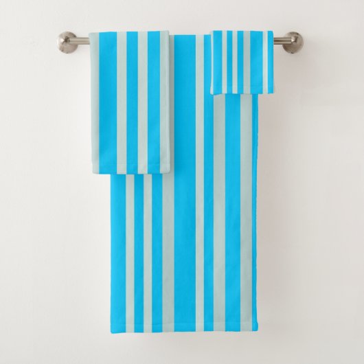 Grijze groene strepen op Sky Blue Bad Handdoek (Insitu)