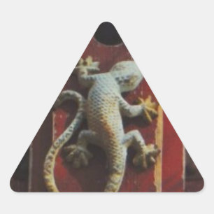 grijze hagedis op versleten hout driehoek sticker