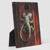 grijze hagedis op versleten hout fotoplaat (Zijkant)