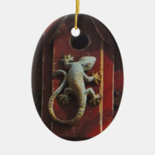 grijze hagedis op versleten hout keramisch ornament