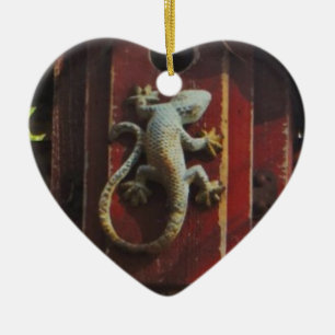 grijze hagedis op versleten hout keramisch ornament