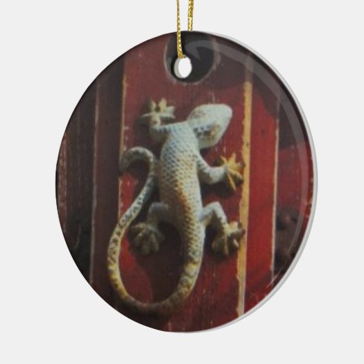 grijze hagedis op versleten hout keramisch ornament (Links)