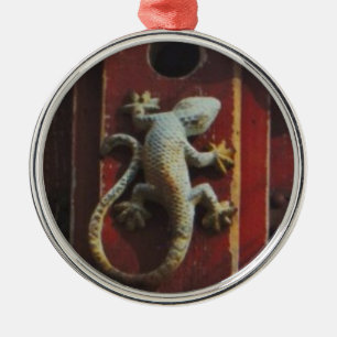 grijze hagedis op versleten hout metalen ornament