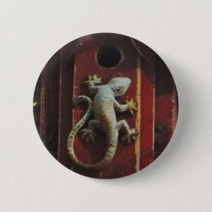 grijze hagedis op versleten hout ronde button 5,7 cm