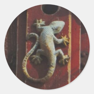 grijze hagedis op versleten hout ronde sticker