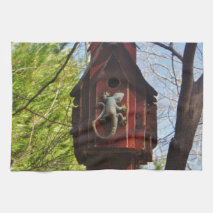 grijze hagedis op versleten hout theedoek