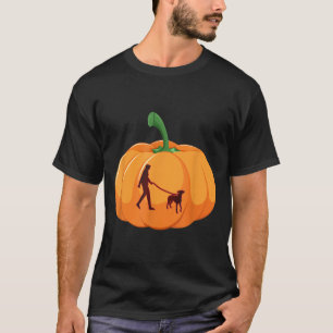 Grijze hond die wandelt op Halloween hondenpompoen T-shirt