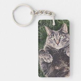 grijze kat die in het gras ligt Acryl sleutelhange Sleutelhanger