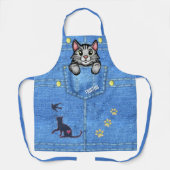 Grijze kat in Faux Denim Pocket met aangepaste naa Schort (Voorkant)