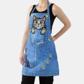 Grijze kat in Faux Denim Pocket met aangepaste naa Schort (Insitu)