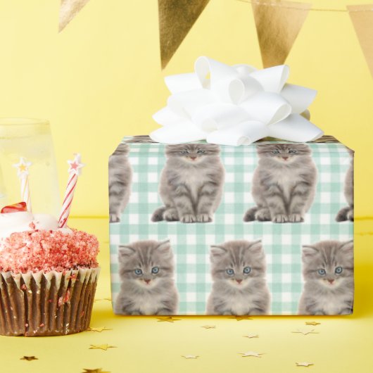 Grijze Kitten Op Groene en Witte Gingham Cadeaupapier (Verjaardagsfeest)