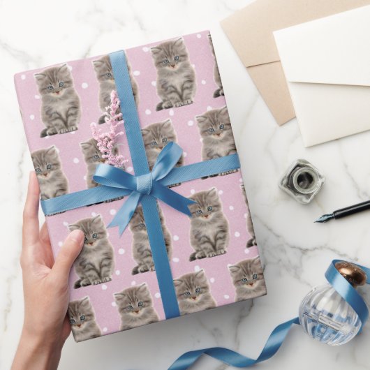 Grijze kitten op polka dots cadeaupapier (Geschenken)