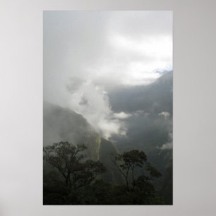 Grijze mistige wolken boven de bergen poster