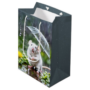Grijze muis onder een paraplu medium cadeauzakje