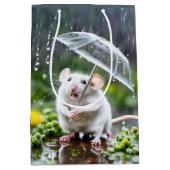 Grijze muis onder een paraplu medium cadeauzakje (Voorkant)