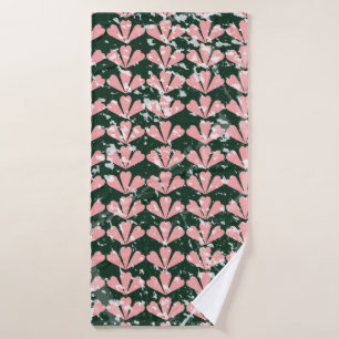 grijze ondergrond, harten, bloem, roze. T Badhanddoek