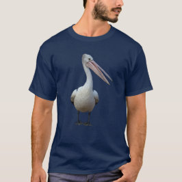 Grijze pelikaan die staat. Geïsoleerd op een marin T-shirt