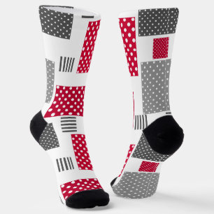 Grijze rode stippen patchwork op witte achtergrond sokken