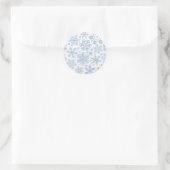 Grijze sneeuwvlokken op gebroken wit ronde sticker (Tas)