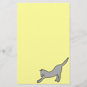 Grijze verblindende kat op geel briefpapier