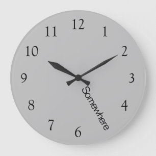 Grijze werkdag vijf uur 's avonds laat een grote k klok