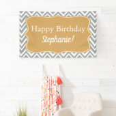 Grijze, witte en gouden Chevron Birthday Spandoek (Insitu)