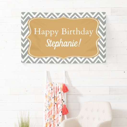 Grijze, witte en gouden Chevron Birthday Spandoek (Insitu)