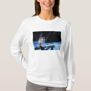 grijze wolf, Canis lupus, in de heuvels T-shirt
