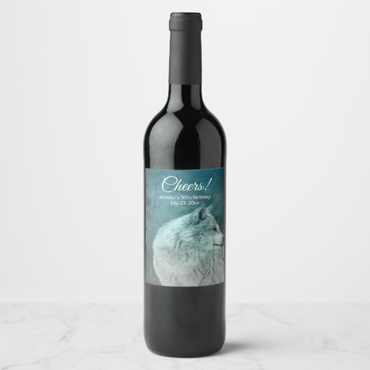 Grijze Wolf in een donker bos Cheers Verjaardag Wijn Etiket (Voorkant)