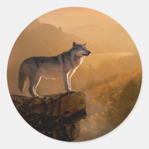 Grijze wolf op een rots in het bos ronde sticker