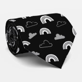 Grijze wolken en regenbogen op zwarte stropdas (Opgerold)
