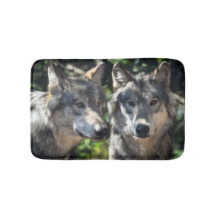 Grijze wolven in de wilde natuur badmat