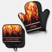 Grill Master Name Zwart met vlammen Ovenwant & Pannenlap Set (Voorkant / Achterkant)