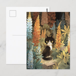 Grillige kat zit tussen levendige lupinebloemen briefkaart