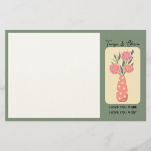 Grillige vaas met roze bloemen en stippen briefpapier